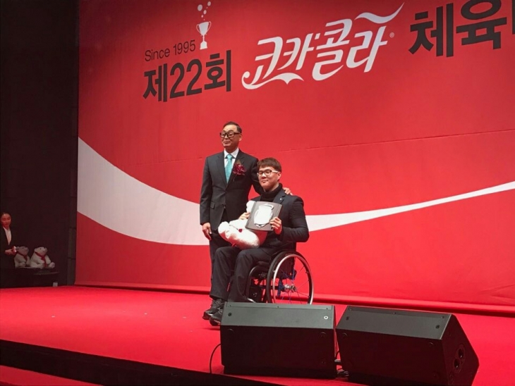 수영국가대표 조기성선수 코카콜라 체육대상 수상